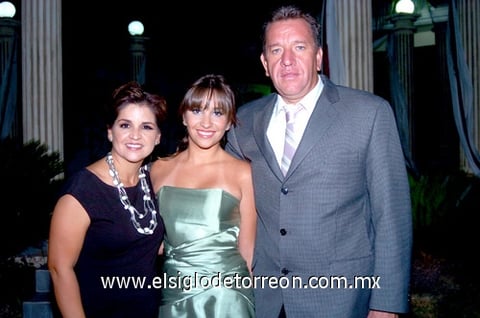 23092009 Paola Amezcua con sus papás Rosy de Amezcua y Víctor Hugo Amezcua, cumplió 15 años. EL SIGLO DE TORREÓN/JESÚS HERNÁNDEZ
