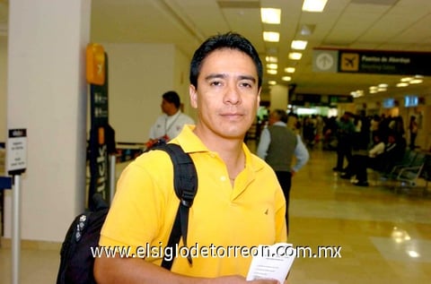 22092009 Hermosillo. Édgar Martínez se dirige a visitar a sus familiares.