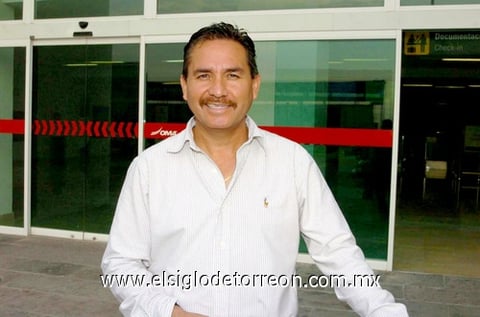 22092009 Bienvenido. Héctor Delgadillo, regresando a casa, después del partido de Puebla.