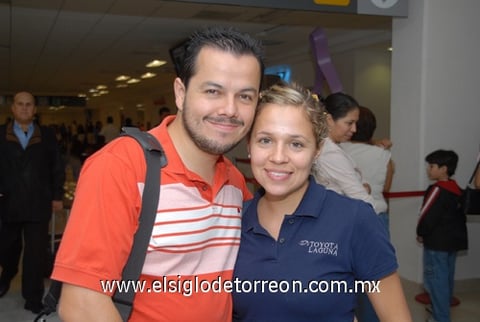 23092009 Vacaciones. Santiago Ayala y Lorena Marín, fueron captados en el aeropuerto.