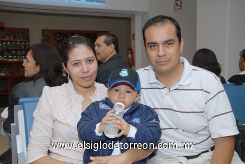 23092009 México. Laura Angélica Alvarado, el pequeño Luis Sebastián y Luis Rey Bautista.
