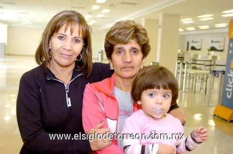 24092009 Guadalajara. Carmen Vargas despidió a Rosy Huerta y Estrella Rodríguez.