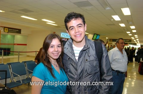 24092009 Amistades. Brenda Villalobos y Víctor Hugo Hernández, despidieron a sus amigos.