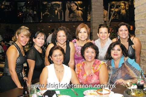 27092009 Irma Medina celebrando su cumpleaños junto a sus amigas.