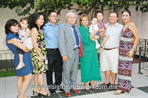 27092009 Sergio Enrique Zorrilla y Encarnación Zorrilla de Zorrilla acompañados por sus hijos y nietos.
