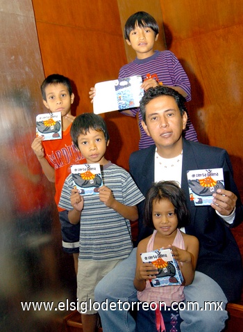 17092009 Melisa Castañeda, Lalo Castañeda, Milton Morín y Juan Castañeda con el maestro 'Guayo' Valenzuela.