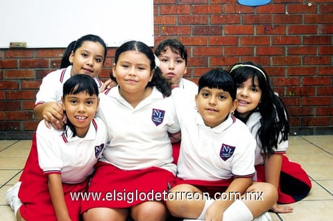 27092009 Sofía Valdez Sotomayor el día de su cumpleaños rodeada por sus compañeras del colegio.