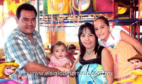 27092009 Ana Cristina Corona Jardón en compañía de sus padres, Sres. Alejandro Corona Pacheco y Adriana Jardón de Corona, y su hermanita Adri, celebrando con una divertida piñata sus primeros dos años de vida.
