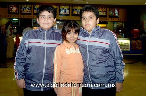 27092009 Entre hermanos disfrutaron. Evaristo, Michelle e Iván Estrello Canales.
