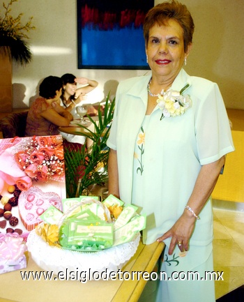 17092009 Candelaria Sánchez Orona festejó sus 27 años de servicio.