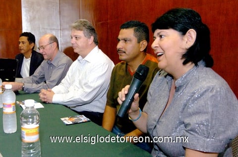 17092009 Los comentarios del libro De Cierta Ballena corrieron a cargo de Eduardo 'Guayo' Valenzuela, Salvador Jalife, Heriberto Pérez y el autor Leopoldo López y Gaby Nava.