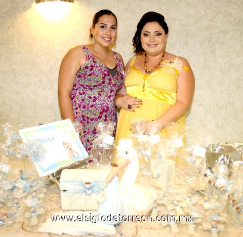 27092009 Acompaña a la futura mamá, por segunda ocasión, la organizadora del festejo, Sra. Lupita Monsiváis de Fernández.