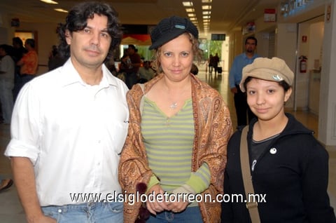 17092009 Jorge y Pamela Mireles, y Karla Zavala, viajaron a la Ciudad de México.