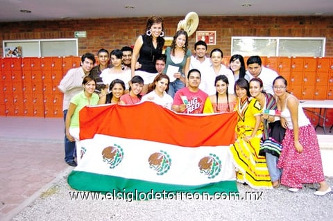 27092009 Grupo de universitarios celebrando el mes patrio.