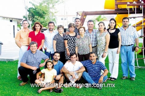 27092009 Cumpleaños del Sr. Armando Zurita Moreno, rodeado por sus familiares y amigos.