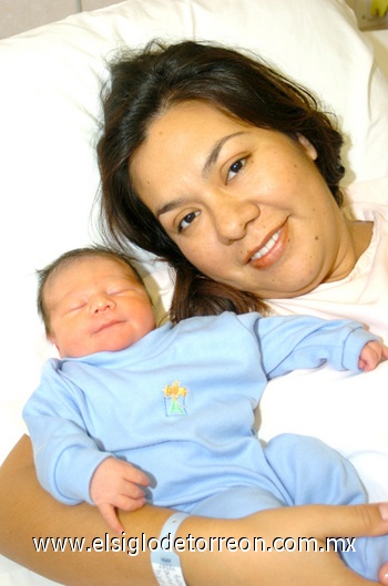 29092009 Así de sonriente posó Luciano para la cámara, su mamá Brenda Angélica Martínez Estenave se encuentra feliz con su llegada. EL SIGLO DE TORREÓN/ERICK SOTOMAYOR