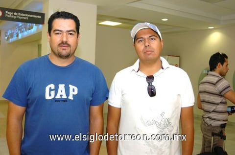 29092009 México. Carlos Jiménez es recibido por Roberto Urioste.