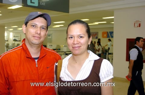 29092009 Hermosillo. Gerardo Cerezo es despedido por su esposa Judith Hernández.