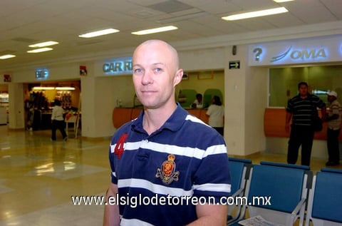 30092009 Estados Unidos. Joseph Thurgton se despide de la Comarca pues regresa a casa.