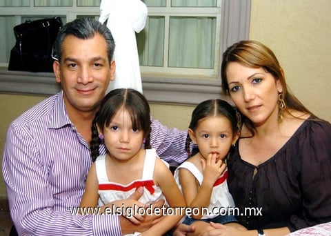 30092009 Arturo Torres Nazar y Alicia Cárdenas de Torres con sus hijas Mariana y Ángela Torres Cárdenas.
