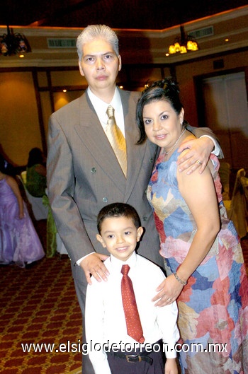 30092009 Miguel Ángel Ruelas Hernández y Gabriela Frayre de Ruelas con su hijo Miguel Ángel.
