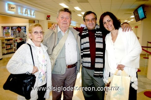 25092009 Francia. Jean Rubín e Ivonne Rubín son despedidos por Jaques y Silvia Plouin.