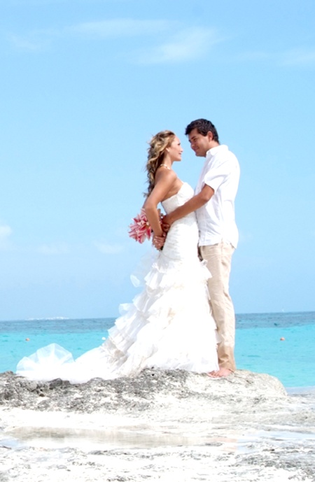 Unieron sus vidas ante Dios, Srita. Carla Miranda Prado y Sr. Horacio Alonso Niño Rodríguez, en la parroquia de Cristo Resucitado en Cancún, Quintana Roo; el 21 de agosto de 2009, a las 17:30 horas.