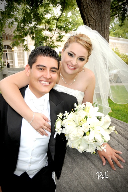 Srita. Armida Idalia Armendáriz Ruiz y Sr. Édgar Eduardo Verástegui González, contrajeron matrimonio en la iglesia de Santa María de las Parras, el ocho de agosto de 2009, siendo las 20:00 horas.

Rofo Fotografía