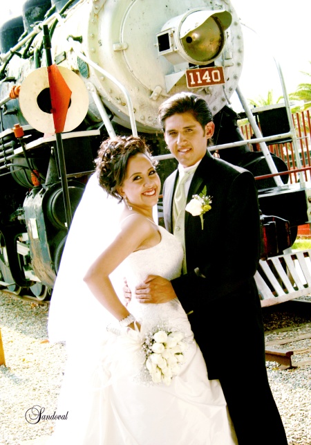 Contrajeron sagrado matrimonio, Srita. Carmen Orona Martínez y Sr. Ricardo Antonio Rodríguez Valenciano, en la parroquia del Espíritu Santo, el 29 de agosto de 2009, siendo las 19:30 horas.

Sandoval Fotografía