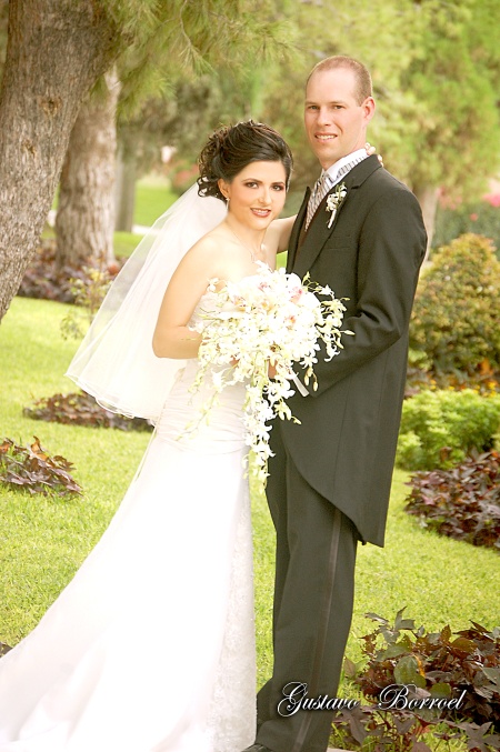 En la parroquia Los Ángeles, contrajeron nupcias Srita. Lorelei Pereyra González y Sr. Luke Adam Zitaruk, el 29 de agosto de 2009, en punto de las 20:30 horas.

Gustavo Borroel Fotografía