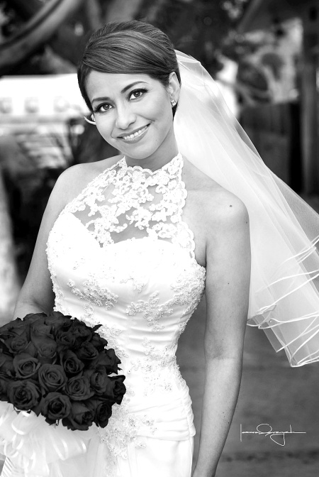 Bella y elegante, así lució la Srita. Albalicia Martínez Hernández el día de su boda con el Sr. Carlos Augusto Torres Aponte.

Estudio Laura Grageda