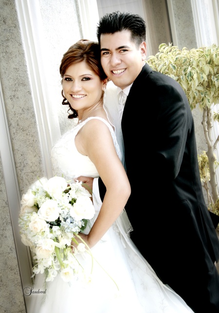 Contrajeron nupcias, LEP. Fabiola Ivonne García Reyes y Arq. Luis Alonso de Santiago Martínez, en la parroquia de San Juan de los Lagos, el cinco de septiembre de 2009, en punto de las 19:00 horas. 

Sandoval Fotografía