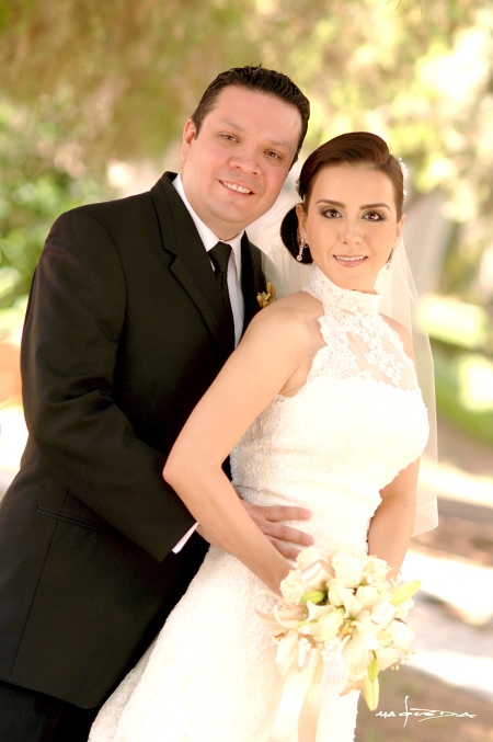 LAE. Jéssica Mier y de Lara unió su vida a la del Ing. Andrés Ricardo Rea García, en la parroquia Los Ángeles, el cinco de septiembre de 2009, en punto de las 13:00 horas. 

Maqueda Fotografía