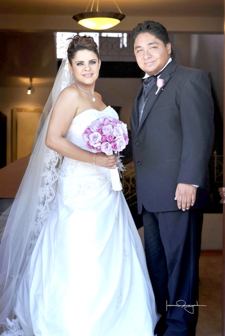 Srita. Rosa Isela Orozco Chávez unió su vida a la del Sr. Francisco Homero Gaytán Gurrola, en la iglesia
de Nuestra Señora de San Juan de los Lagos, el 15 de septiembre de 2009, en punto de las 19:00 horas.

Estudio Laura Grageda