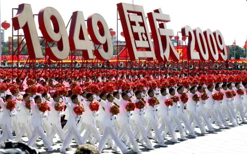 El espectáculo que China solo había celebrado anteriormente en los años 50, en 1984 y 1999, tuvo lugar en una ciudad tomada por las fuerzas de seguridad y cuyo centro esta completamente cerrado a los ciudadanos de a pie.