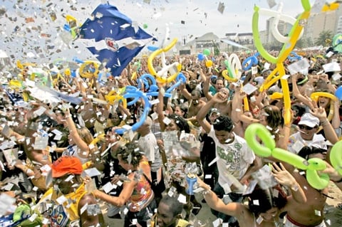 Otra característica de Río de Janeiro es su vocación para las celebraciones multitudinarias, entre la que destaca el carnaval, que pone en escena en el Sambódromo toda la magia de los músicos y bailarines de las escuelas de samba.