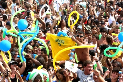 Mientras tanto, el ya sexagenario Maracaná no pasa de moda y en los próximos años volverá vestirse de fiesta para recibir el Mundial del 2014 y, dos años después, el fútbol olímpico.