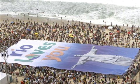 Río de Janeiro fue capital del país Brasil entre 1763 y 1960, cuando la sede del Gobierno se trasladó a Brasilia, pero no por ello perdió el encanto del que pueden dar fe los brasileños y extranjeros que se broncean en las playas de Copacabana o Ipanema.