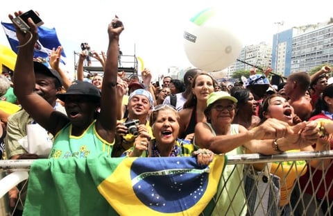 El símbolo de la ciudad es el cerro Corcovado, una elevación de 710 metros en cuya cima se levanta imponente con sus brazos extendidos el Cristo Redentor, una de las siete nuevas maravillas del mundo y el principal destino turístico de Brasil.