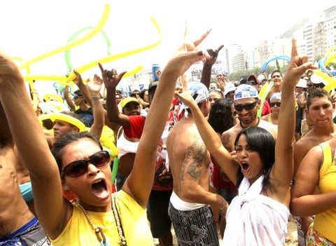 Río de Janeiro es la ciudad del carnaval, de las fiestas multitudinarias, de la bossa nova, de las mulatas que bailan frenéticamente la samba, de los cerros pobres que se levantan frente al mar y ofrecen unas vistas inigualables de las playas de arena blanca y fina; es una ciudad apasionada por el fútbol y por el deporte en general.