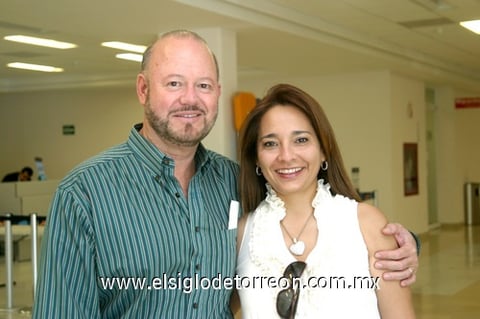 01102009 Veracruz. Rodolfo y Sandra de Garza viajan por cuestión de negocios.