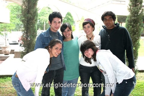01102009 Tania Aguilar, Mariana Venegas, Anahí Ramírez, Pamela Jayme, Brenda Ugarte, Carlos Valdemar y Joaquín Almanza. EL SIGLO DE TORREÓN/JAIME DE LARA
