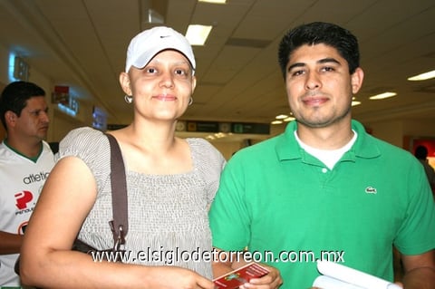 02102009 México. Brenda y Héctor García, se dirigen a la capital.