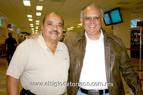 02102009 Viajero. Manuel Ramírez dejó La Laguna y fue despedido por José Luis Guajardo.