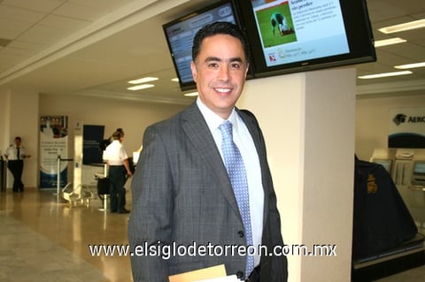 03102009 México. Guillermo Anaya, muy contento en la sala del aeropuerto.