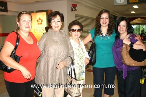 03102009 Viajeras. Rosa María de Ramírez, Lorena Ramírez y Guadalupe, fueron recibidas por María Elena y Bertha Valencia.