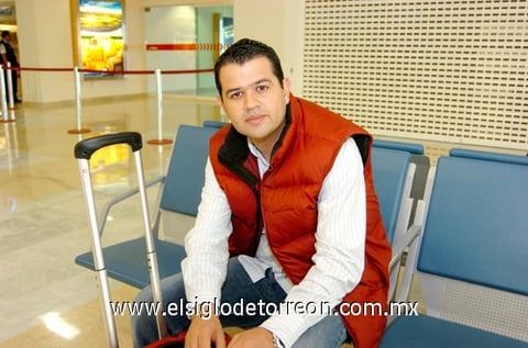 06102009 Para cumplir con cuestiones de trabajo llegó a La Laguna procedente de la Ciudad de México, Édgar Echartea.