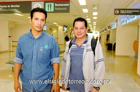 06102009 Ricardo Palacios llegó de la Ciudad de México y fue recibido por Carlos Reyes.