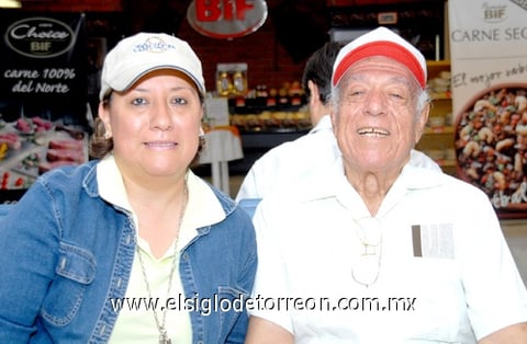 07102009 Avelina Villa despidió a su papá, Sr. Manuel Villa, quien viajó a Tijuana.