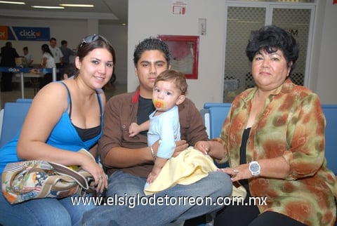 07102009 Mary Carmen Silva, Ángel Meneses, Ricky Meneses y Alicia García en la sala de espera del aeropuerto.